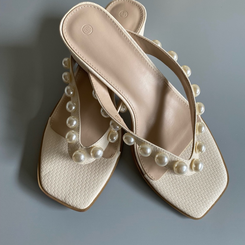 Elegant Cream Pearl-Embellished Sandals SIZE 9 1/2